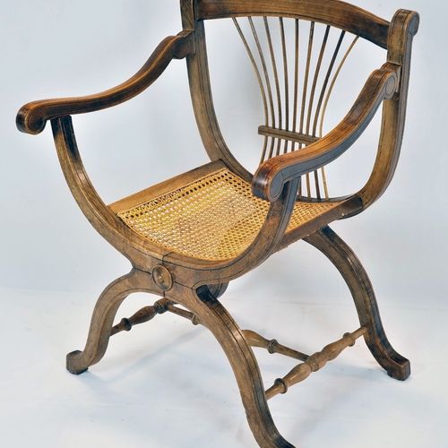 Scissors armchair around 1900 1900年左右的剪刀式扶手椅

由胡桃木制成，半圆形的座椅，有扶手，背部略微向后凸起，用薄的梯子加固&hellip;
