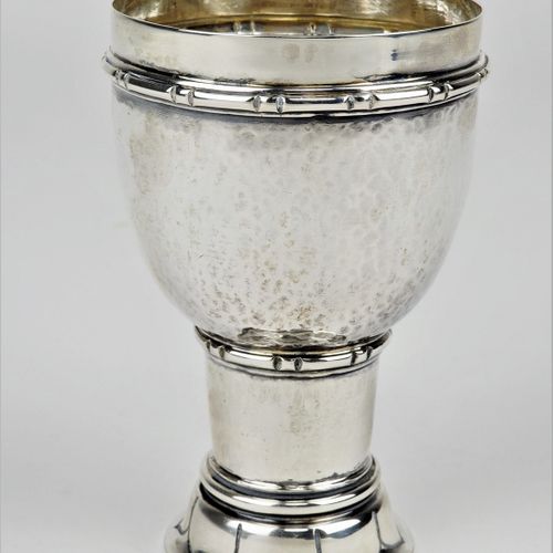 Small goblet, 800 silver, early 20th c. 小高脚杯，800银，20世纪初。

里面有轻微的镀金。支架上有雕刻的叶子图案，杯&hellip;
