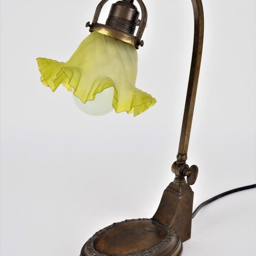 Table lamp around 1920 Tischlampe um 1920

Schwerer ovaler Ständer mit floralem &hellip;