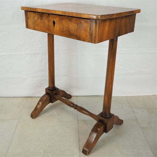 Biedermeier Table, south German around 1820 Biedermeier桌，1820年左右的南德人

胡桃木饰面，内部有抽&hellip;