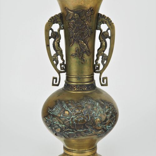 Large vase, brass 大花瓶，铜质

圆顶形花瓶，可能是中国20世纪初。黄铜制成，强烈隆起，浮雕花和鸟的图案。左边和右边的上半部分各有一个手柄，上&hellip;