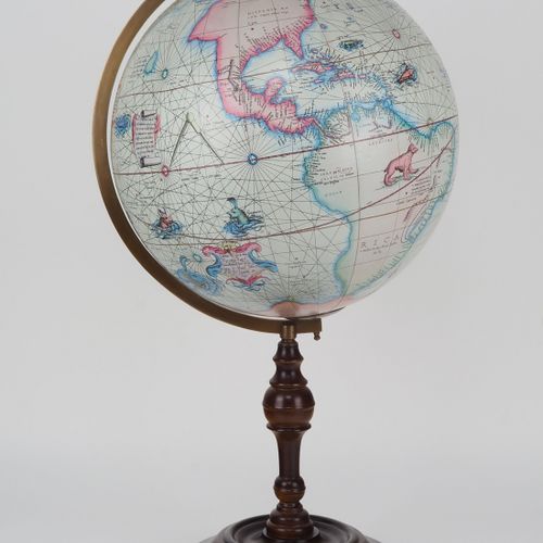 Large table globe Grand globe de table

Pied et tige profilés tournés en bois. S&hellip;