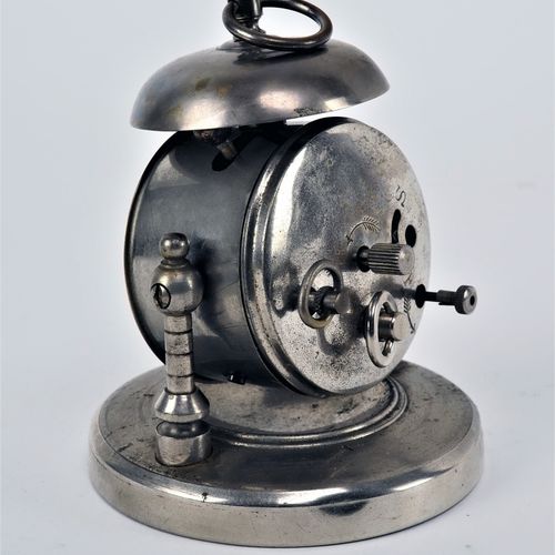 Alarm clock with tripod, 20's 带三脚架的闹钟，20世纪

镀铬的金属外壳。大而圆的支架，有两根柱子，时钟挂在其中。闹钟的圆形外壳有&hellip;