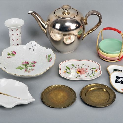Porcelain and miscellaneous 瓷器和杂项

包括咖啡壶，瓷器，有银色涂层，盖子上标有 "Heinrich"，高18厘米；两个小铜盘，直&hellip;