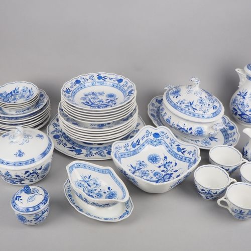 Large dinner and coffee service Hutschenreuther onion pattern. Großes Speise- un&hellip;