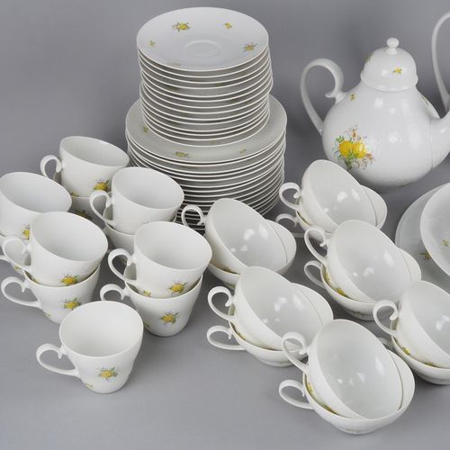 Rosenthal, porcelain service for 10 persons 罗森塔尔，10人份的瓷器服务

由水壶，咖啡杯和茶杯，盘子，服务盘组成（&hellip;