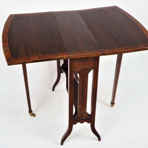 Side table, folding, England around 1900 Mesa auxiliar, plegable, Inglaterra alr&hellip;