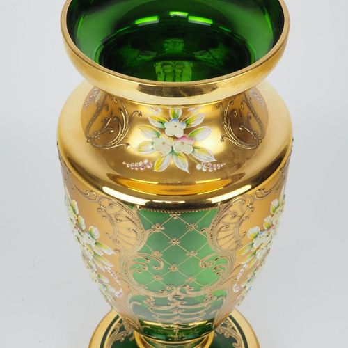 Large Bohemian vase Grand vase de Bohème

Verre vert, légèrement irisé. Riche dé&hellip;