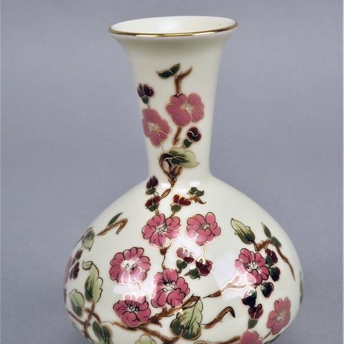 Porcelain vase, 50s 瓷器花瓶，50年代

艺术加工，强烈的球状，细颈。微微凸起的花和叶卷须，金边。手绘和上釉。底部标有 "Zsolnay P&hellip;