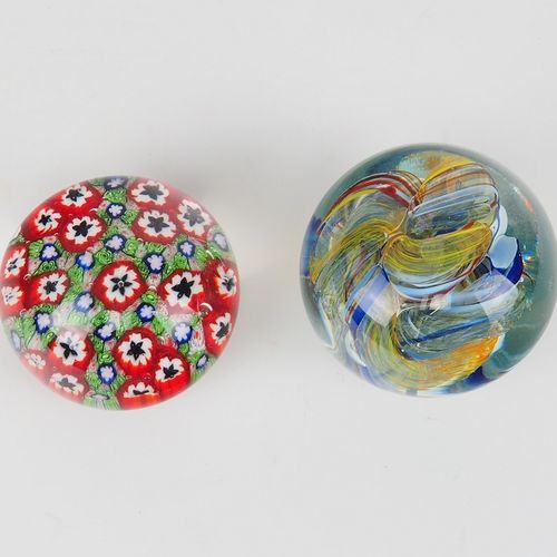 Two paperweights Due fermacarte

in vetro trasparente, di forma rotonda e colora&hellip;