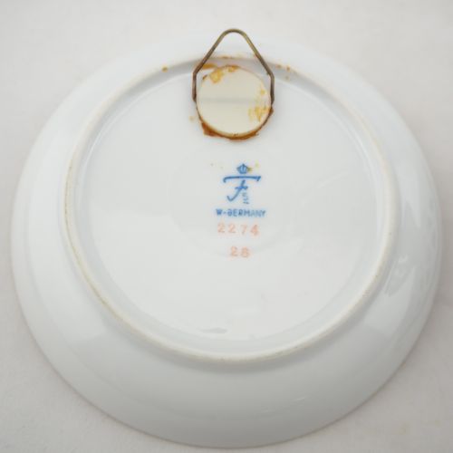 Convolute display cabinet objects, porcelain 锥形陈列柜物件，瓷器

三臂烛台，带脚的小碗和两个盘子。



凝固的&hellip;