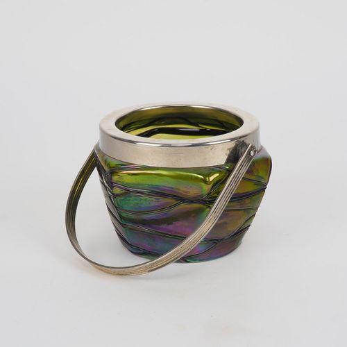 Bowl with handle, 20s Ciotola con manico, anni '20

in vetro, verde e iridescent&hellip;