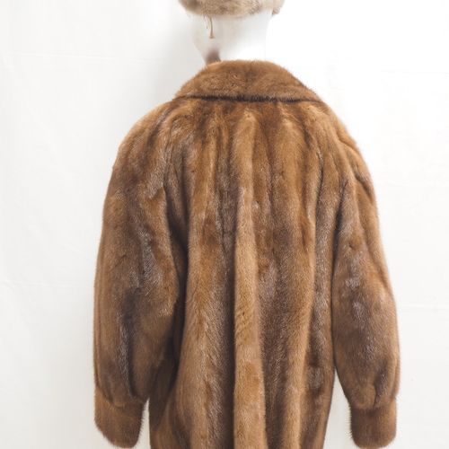 Mink fur jacket with 2 caps 水貂皮夹克，带2个帽子

外套尺寸46，背长约85厘米，由棕色水貂制成，衬里为聚酯纤维。配有两个毛皮帽子&hellip;