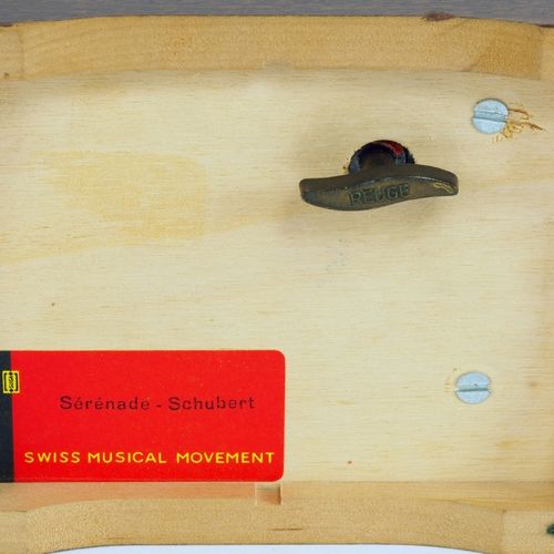 Reuge music box, 70s 标致音乐盒，70年代

木箱染成棕色，有盖子的图像。当打开时，内置的音乐机制发出的音乐声。播放效果不错，状况良好。在底&hellip;