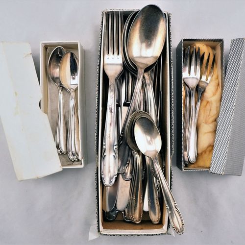 Food cutlery, 35 pieces Couverts de table, 35 pièces

composé de 6 couteaux, 6 c&hellip;