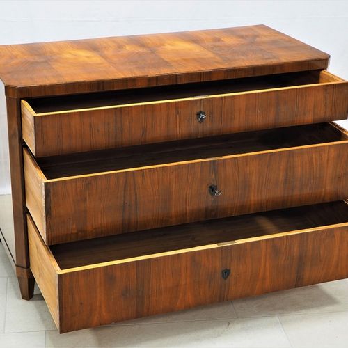 Biedermeier chest of drawers around 1820 1820年左右的比德梅尔抽屉柜

主体由针叶木制成，用胡桃木贴面。纹理非常漂亮&hellip;