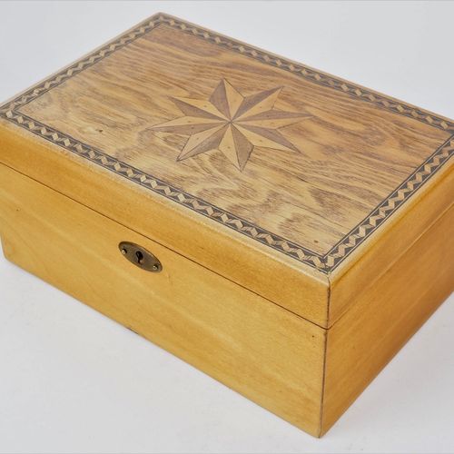Jewelry box, 50s 珠宝盒，50年代

由实木和贴面的木材制成。盖子上有精致的带子和星形镶嵌，里面是桃花心木。有锁（无钥匙）。黄铜钥匙板。使用状况&hellip;