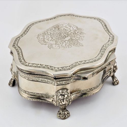 Jewelry box, 30s 珠宝盒，30年代

金属成型，巴洛克式的形状，多个凸起。狮子脚以及盖子上的大纹章，里面覆盖着天鹅绒，厚重的设计，可能是德国的，&hellip;