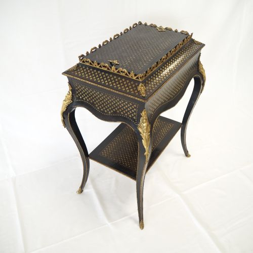 Side table, France around 1870 边桌，法国1870年左右

桌身由硬木制成，四面凸起。脚是方形的，尖的，剑形的，向下渐变。非常精致&hellip;