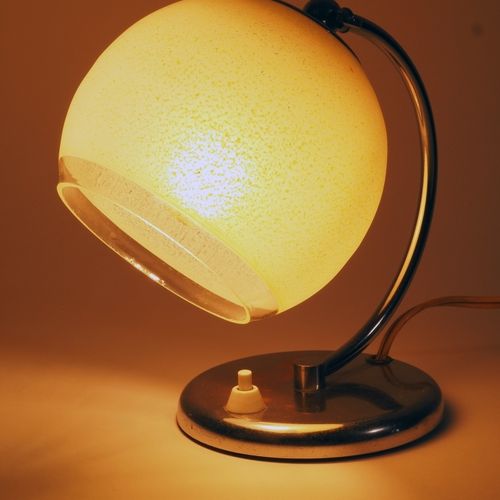 Table lamp 50s Tischlampe 50er Jahre

Lampenfuß aus verchromtem Metall, runder S&hellip;