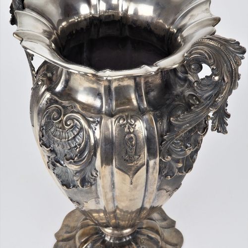 Large amphora vase in baroque style, 800 silver. 巴洛克风格的大型双耳花瓶，800银。

宽大的支架，打制和部分&hellip;