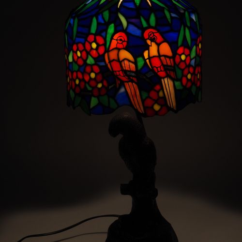 Table lamp in Tiffany style 蒂芙尼风格的台灯

猫头鹰形式的灯座，坐在树桩上，可能是大规模铸造的，有深棕色的光泽。在上部有E27灯座&hellip;