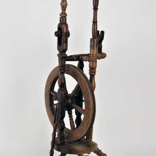 Spinning wheel, around 1900 纺车，1900年左右

榉木，车削，有老化和磨损的痕迹，主轴丢失。高116厘米。



纺车，1900年&hellip;