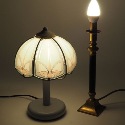 TWO LAMPS Deux lampes

Une lampe lustre, base en laiton et poignée en bois, élec&hellip;