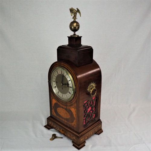 Victorian mare clock, around 1860 维多利亚时代的母钟，1860年左右

沉重的大型机芯，在锻造的粘土螺旋上有一刻钟的敲击声。通&hellip;