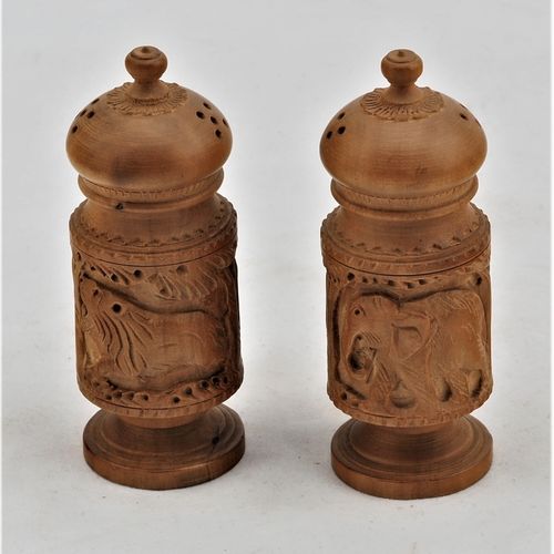 Sandalwood salt & pepper shaker 檀香木盐罐和胡椒罐

檀香木来自迈索尔-班迪普尔国家公园（印度），木头有一种精细的芳香。狮子和大&hellip;