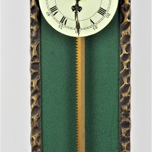 Saw clock 锯钟

架子安装在木板上，时钟在里面运行，搪瓷表盘，牛尾摆在前面。在旧型号之后的现代。未测试机芯。高60厘米，宽14.5厘米，长6.5厘米。&hellip;