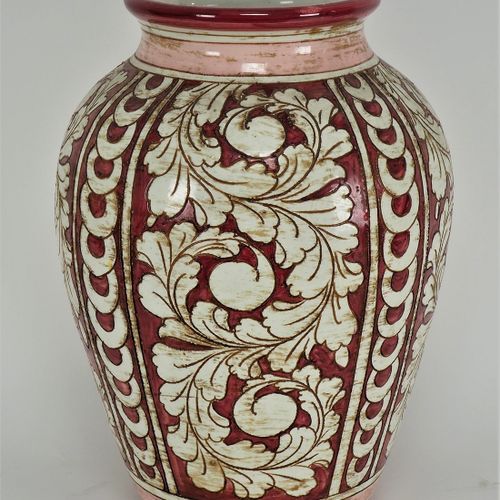 Large flower vase around 1870 1870年左右的大花瓶

由陶瓷制成，强烈隆起。有叶子卷须，轻度浮雕，白色和彩色的釉面。底部有编号，&hellip;