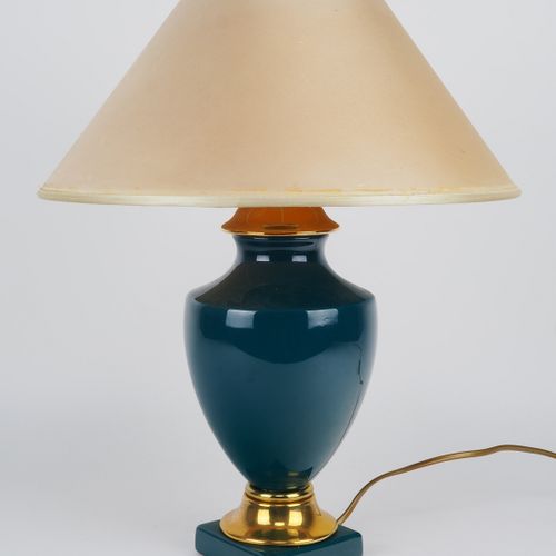 Table lamp, ceramic base. Tischlampe, Sockel aus Keramik.

Olivgrün, teilweise v&hellip;