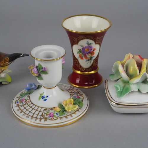 Mixed lot of showcase porcelain 一批混合的展示瓷器

包括一个小花瓶，内白外红的釉面，有金色的花束，底部标有蓝色的 "Lindn&hellip;