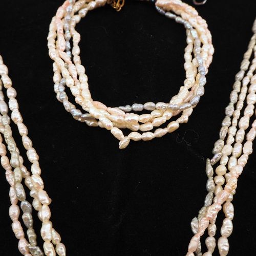 Ladies pearl jewelry set, multi-piece 女士珍珠首饰套装，多件

淡水养殖的珍珠。套装包括项链，手镯，一对耳环。925银，龙&hellip;