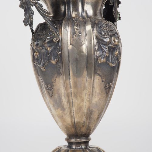 Large amphora vase in baroque style, 800 silver. 巴洛克风格的大型双耳花瓶，800银。

宽大的支架，打制和部分&hellip;