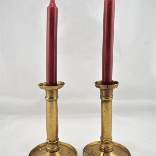 Two Biedermeier candlesticks around 1830 两个1830年左右的比德梅尔式烛台

黄铜制，大板状支架，带螺丝轴。高17厘米&hellip;