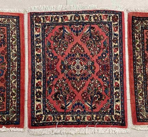 Series Persian carpets - Sarough 系列波斯地毯 - Sarough

由3块手工打结的地毯组成，每块大约80/75 x 65cm&hellip;