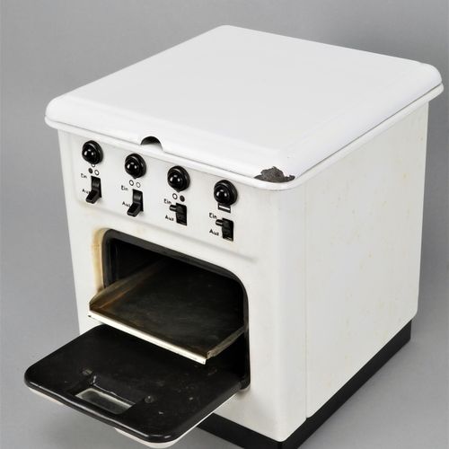 Doll's stove with pots, 50's 带锅的娃娃炉，50年代

非常漂亮的大型娃娃炉，金属板，白色搪瓷（一角有缺口），有黑色的按钮以及指示烹&hellip;