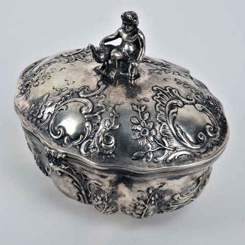 Lid box, silver Boîte à couvercle, argent

Forme ovale, fortement bulbeuse, coni&hellip;