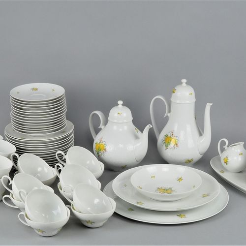 Rosenthal, porcelain service for 10 persons 罗森塔尔，10人份的瓷器服务

由水壶，咖啡杯和茶杯，盘子，服务盘组成（&hellip;