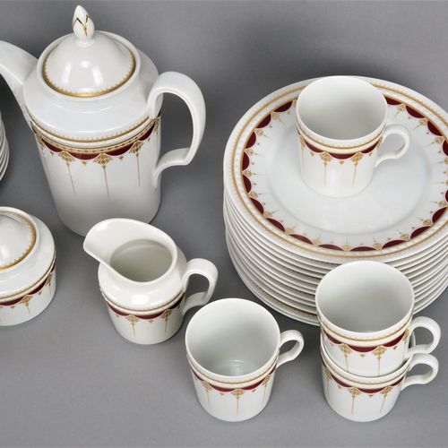 Tea service for 12 people 12人用的茶具

白色釉面瓷器，带金色装饰，红色。包括一个带盖的壶，奶油浇注器，带盖的糖碗，12个蛋糕盘，1&hellip;