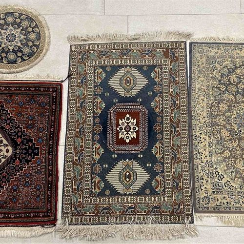 4 handknotted Persian carpets 4 handgeknüpfte Perserteppiche

gebraucht - 2 davo&hellip;