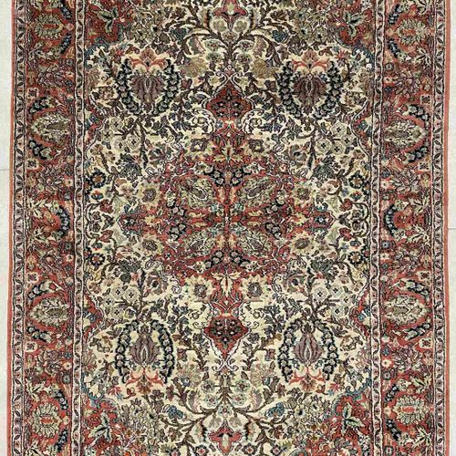 Handknotted silk carpet, cashmere Handgeknüpfter Seidenteppich, Kaschmir

Kette &hellip;