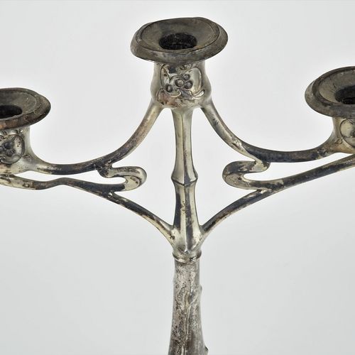 Large art nouveau chandelier 新艺术派大型吊灯

有三个臂，宽大的圆形支架，向上渐变。花卉装饰。锡制，镀银，没有可识别的标记。有严重&hellip;