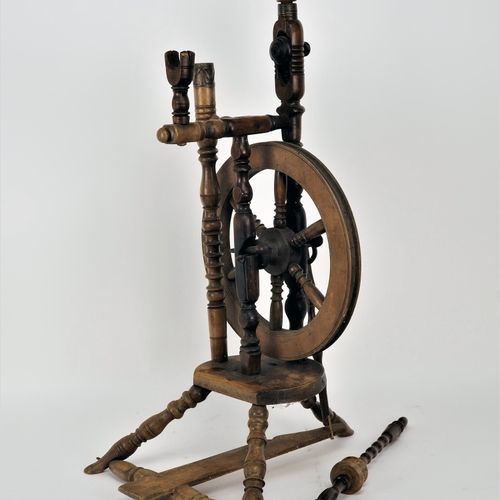 Spinning wheel, around 1900 纺车，1900年左右

榉木，车削，有老化和磨损的痕迹，主轴丢失。高116厘米。



纺车，1900年&hellip;