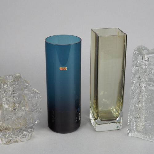 Convolute glass vases, 4 pieces 蟠龙玻璃花瓶，4件

两个沉重的岩石状的插接花瓶，带小容器，浅色透明玻璃。1个高13.5厘米，1&hellip;