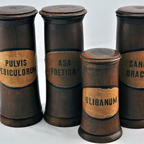 Set of pharmacy vessels, 19th century, 4 pieces Ensemble de récipients de pharma&hellip;