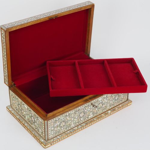 Large jewelry box Große Schmuckschatulle

Korpus aus Hartholz, vermutlich Mahago&hellip;