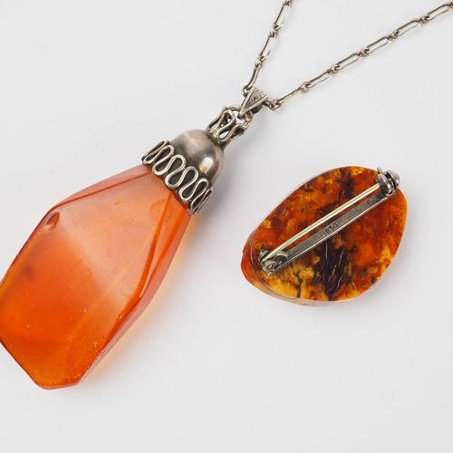 Antique amber jewelry - 2 parts Bijoux anciens en ambre - 2 pièces

grand penden&hellip;